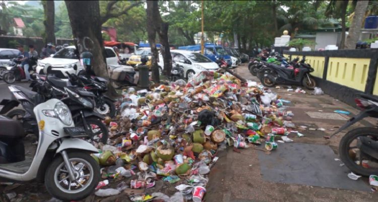 Tumpukan sampah di sepanjang Jalan Palabuhanratu - Cisolok Sukabumi.