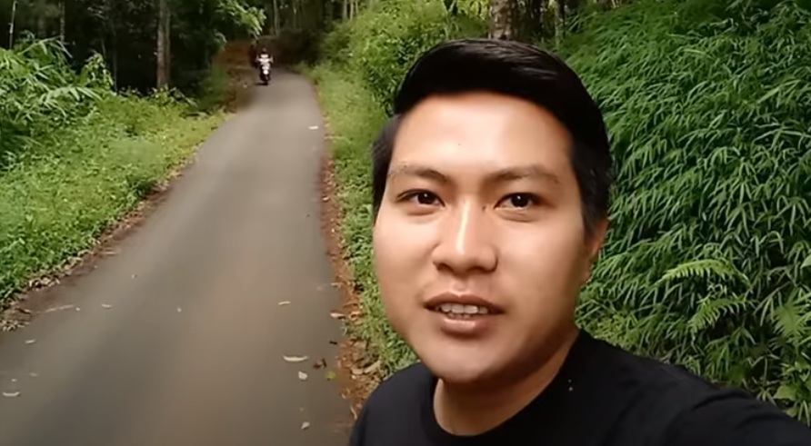 Kang Hakim melintasi hutan lestari menuju Desa Ciranja, Malausma, Majalengka