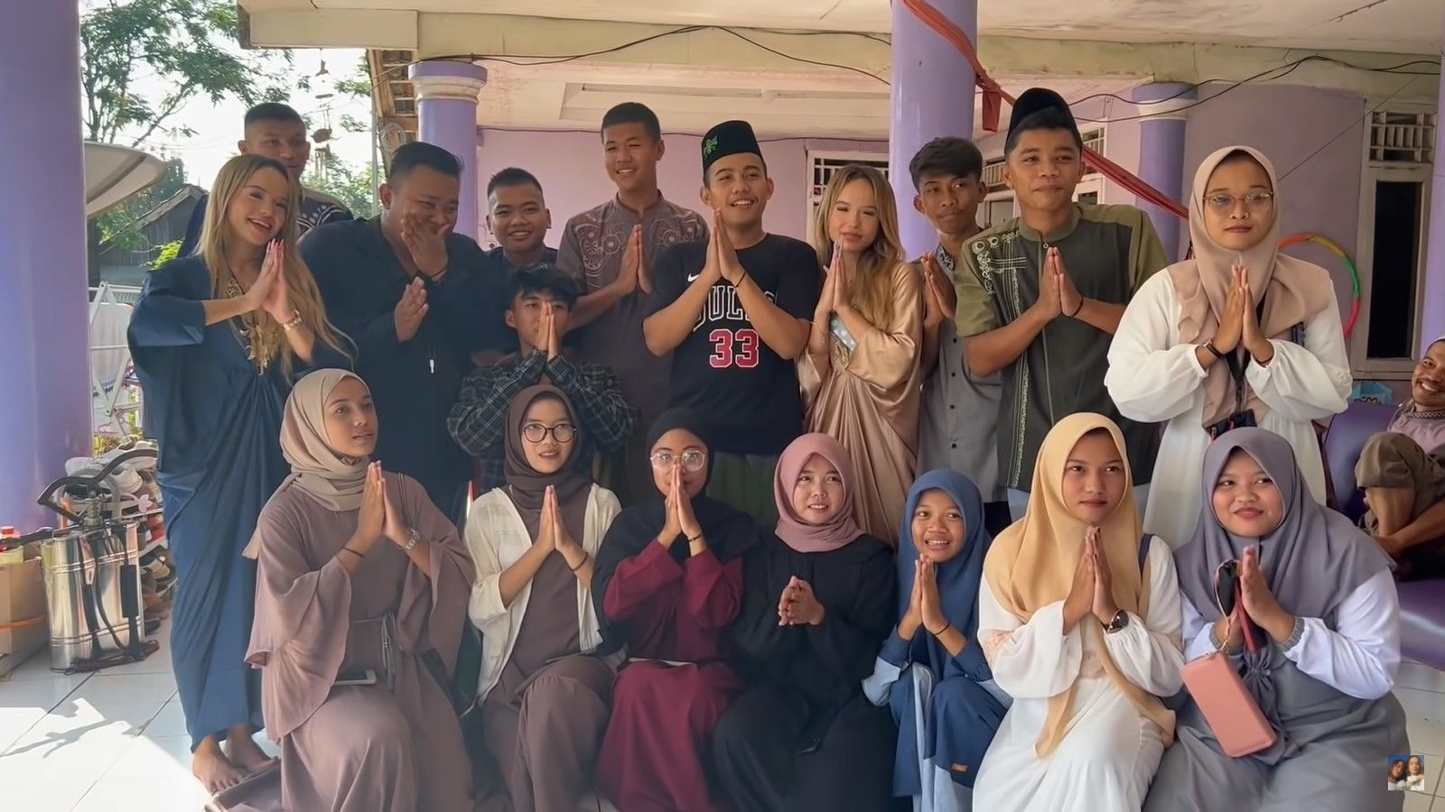 The Connell Twins bersama keluarga besar di Subang saat Lebaran Idulfitri kemarin.