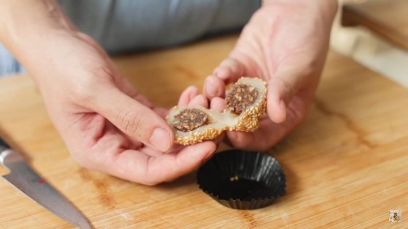 Isian mochi dengan kacang tanah yang membuat terasa khas di mulut.