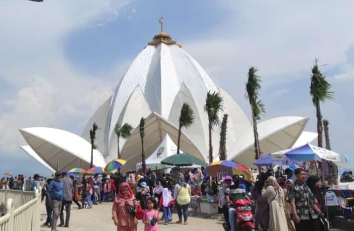 Pengunjung masih terlihat memadati area Masjid Al-Kamil di kawasan Waduk Jatigede, Minggu, 8 Mei 2022.
