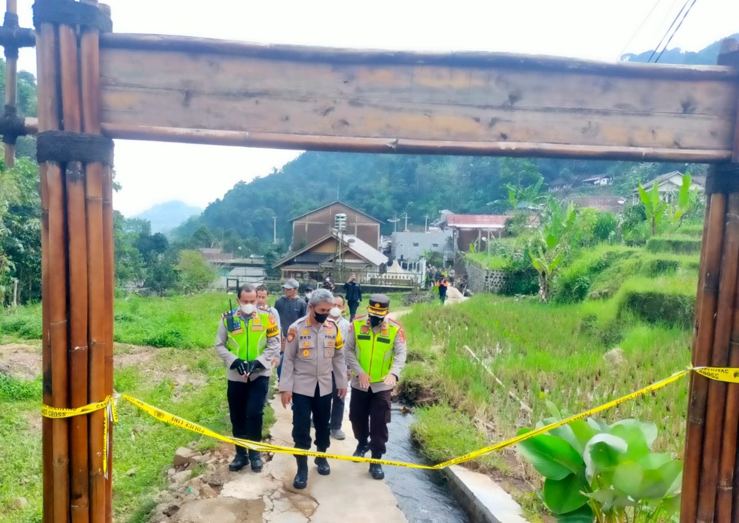 Polisi sedang memantau seluruh objek wisata di wilayah Desa Citengah, Kecamatan Sumedang Selatan, Sumedang, yang telah dipasangi garis polisi.