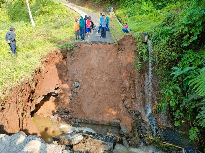 Jembatan sepanjang 15 meter dengan lebar 3 meter yang menghubungkan Kampung Sukahurip Desa Serang, Kecamatan Salawu Kabupaten Tasikmalaya putus pada Minggu 8 Mei 2022 dini hari.*