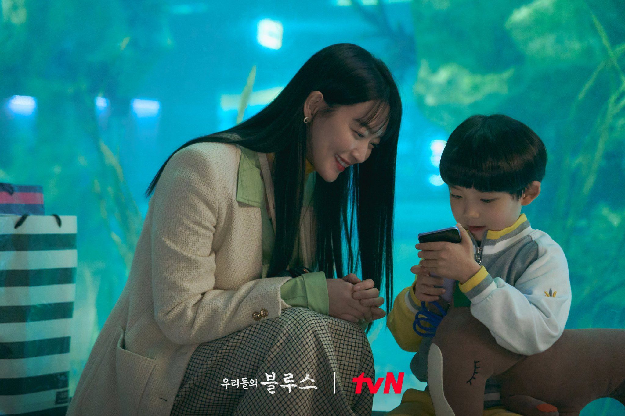 Shin Min Ah siap untuk memperjuangkan hak asuh putranya di episode 10 "Our Blues" dari tvN malam ini, Minggu 8 Mei 2022.