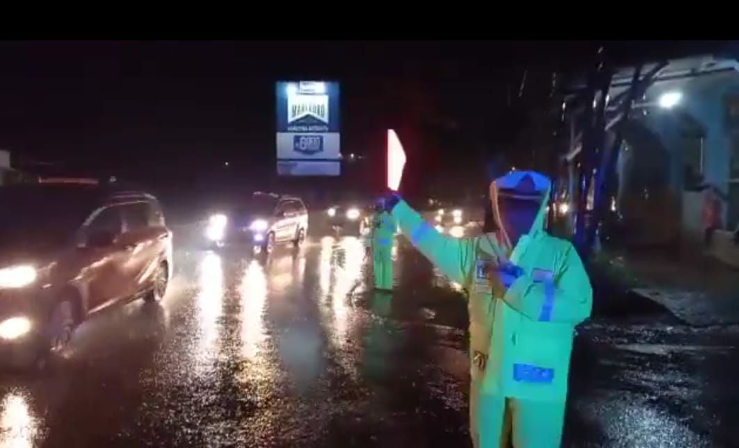 Petugas kepolisian Garut tetap bekerja saat turun hujan sekalipun, petugas tetap siaga dan tak beranjak dari tempat tugasnya.