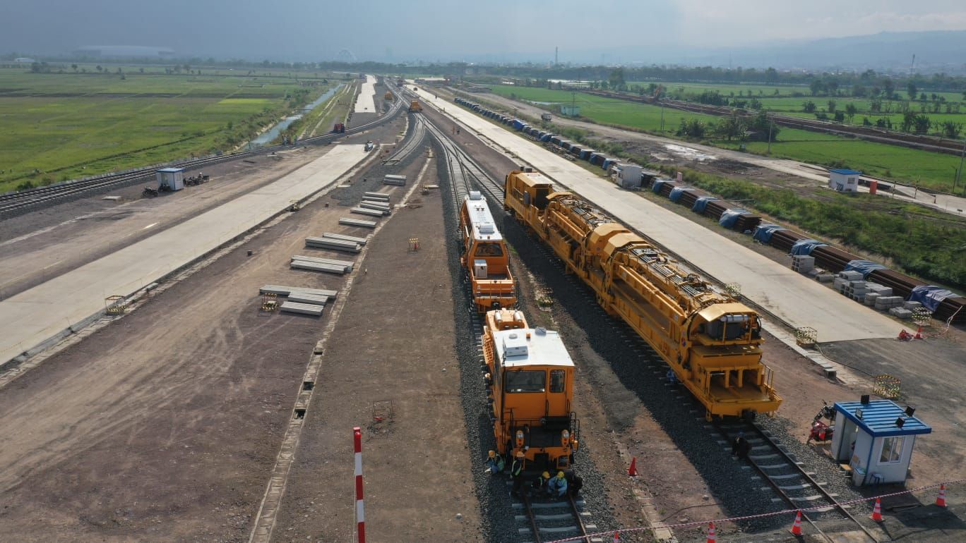 Gunakan teknologi mutakhir, rel Kereta Cepat Jakarta-Bandung mulai terpasang dan ditargetkan selesai Januari 2023./dok.KCJB