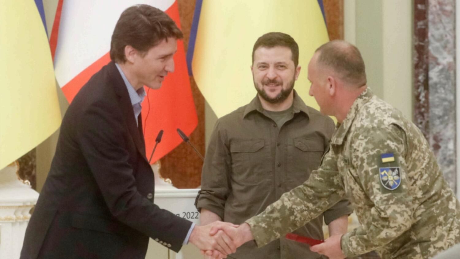 PM Kanada Justin Trudeau (kiri) bertemu Presiden Ukraina Volodymyr Zelensky (tengah), Minggu, 8 Mei 2022.