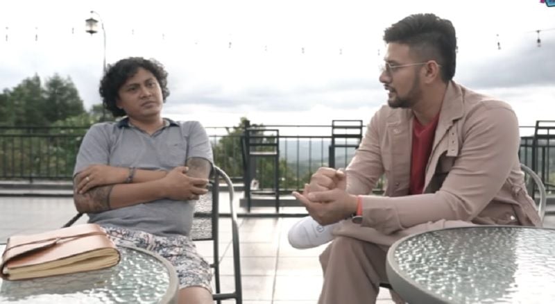 Co-Director sinetron Ikatan Cinta, Sendy Widodo (kiri) sedang diwawancarai oleh Ammar Zoni.