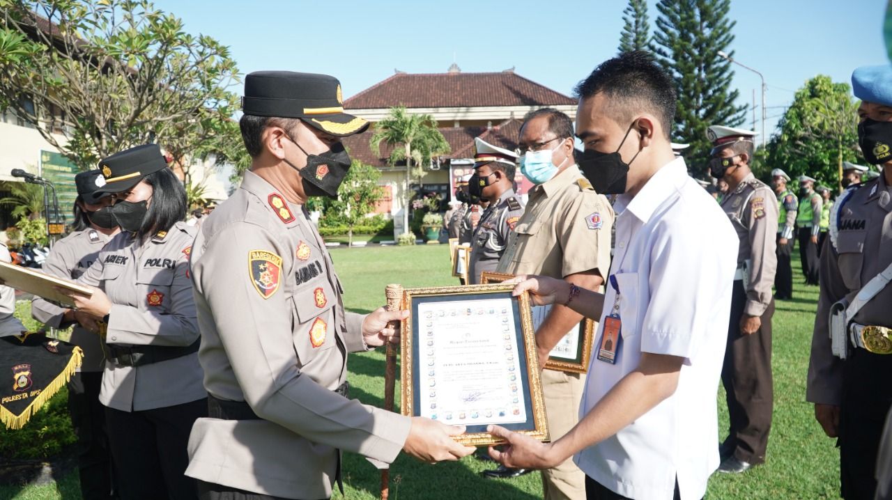 Kapolresta Denpasar AKBP Bambang Yugo Pamungkas, S.H, S.I.K, M.Si memberikan reward kepada Personil Satuan Lalu Lantas Polresta Denpasar, Senin 9 Mei 2022.