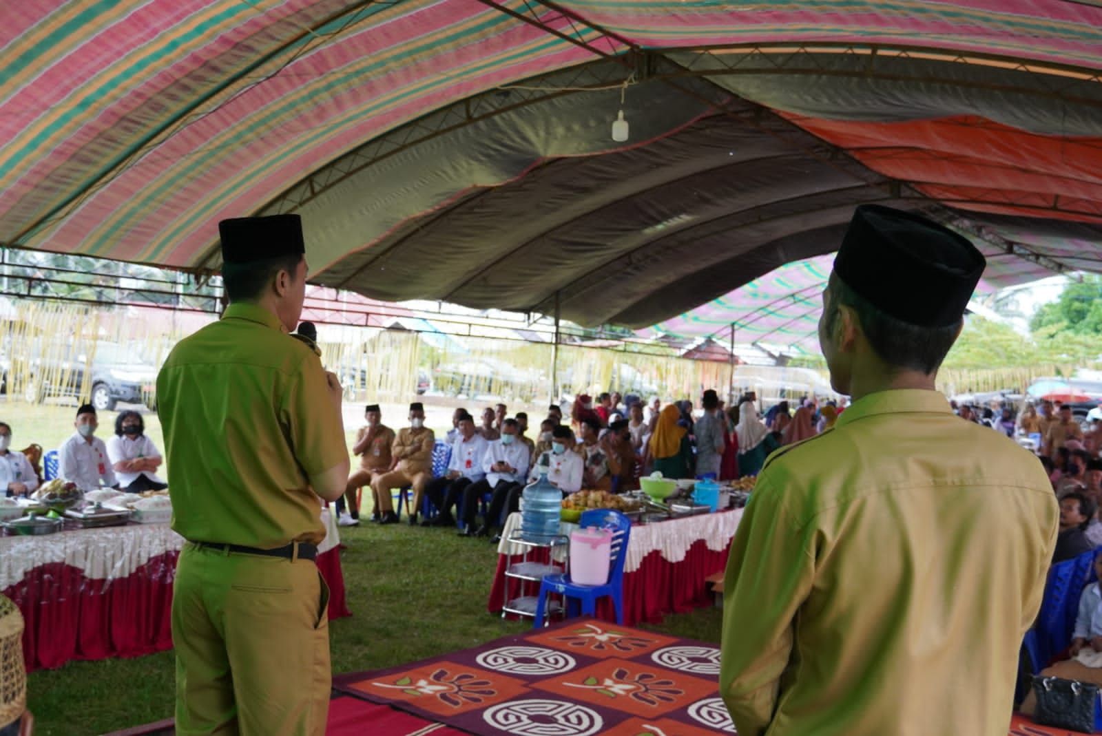 Bupati Bolsel,  saat memberikan sambutan di kegiatan perayaan hari raya katupat di Desa Tabilaa. 