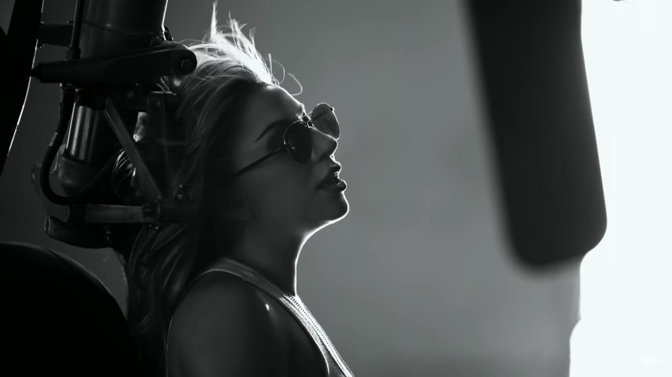 Lady Gaga terpilih menjadi pengisi original soundtrack film 'Top Gun