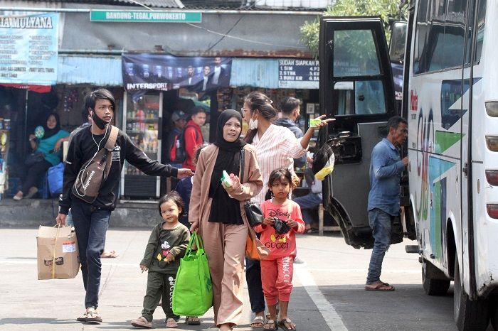 PARA pemudik saat tiba di Terminal Cicaheum, Jalan A.H. Nasution, Kota Bandung, Senin, 9 Mei 2022./Darma Legi/Galamedia