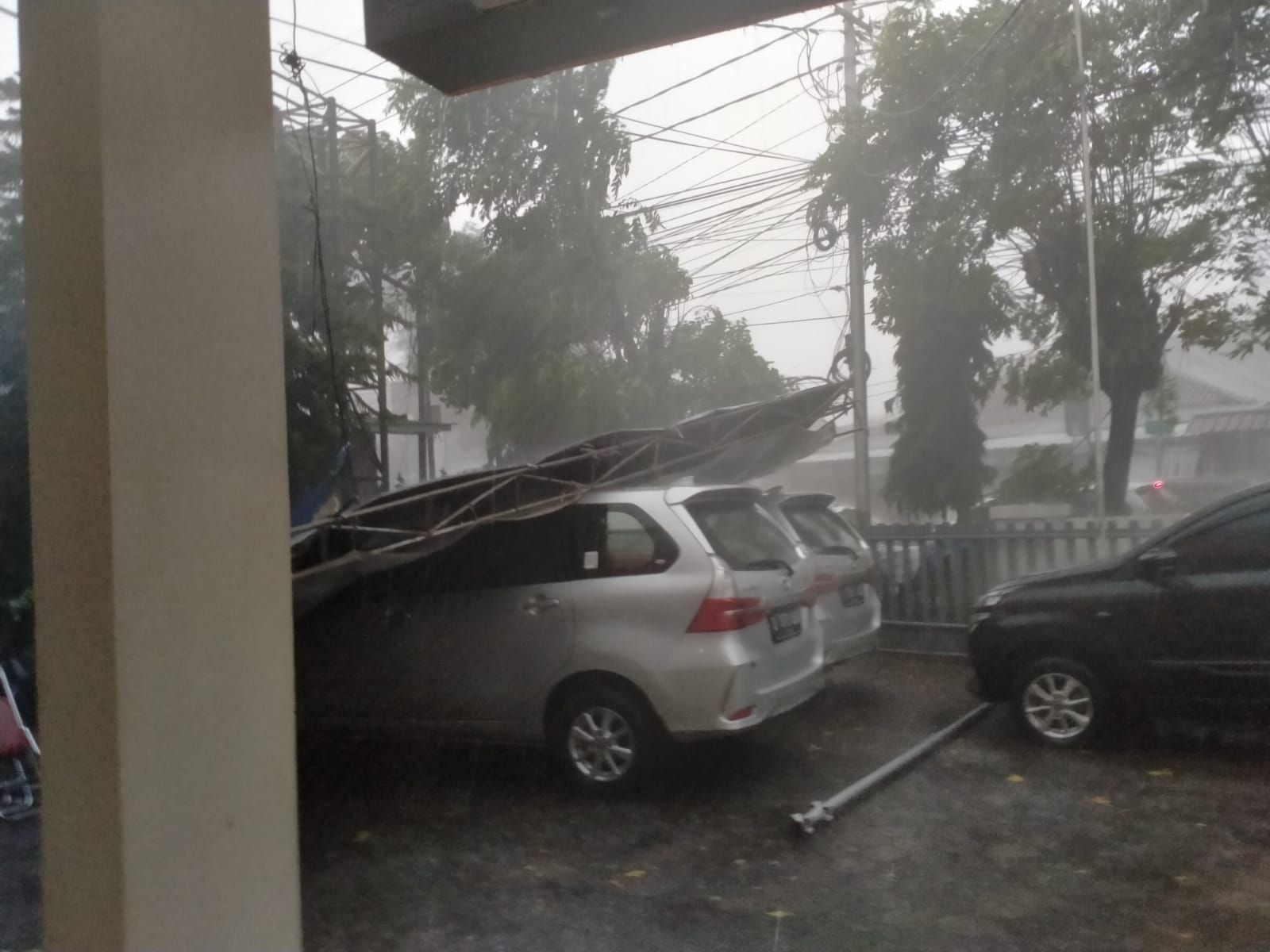 Sejumlah mobil tertimpa atap akibat tiupan angin kencang menyertai hujan deras di Subang kota, Senin sore 9 Mei 2022.