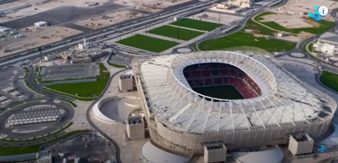 Stadion Ahmad Bin Ali memiliki keistimewaan  dengan desain terinspirasi dari ciri khas Qatar yakni  pentingnya keluarga, keindahan gurun, flora dan fauna asli, serta perdagangan lokal dan internasional.