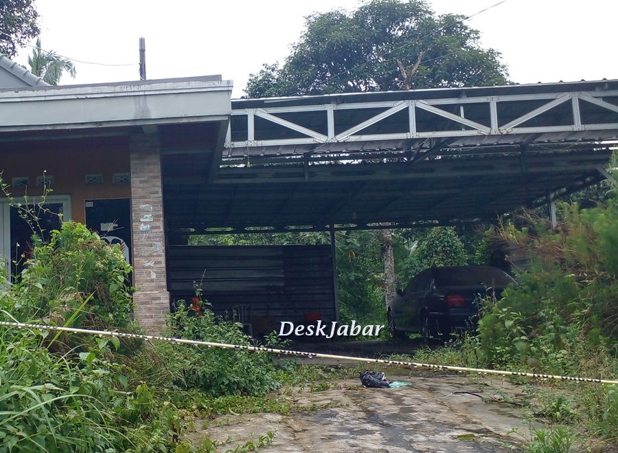 Kondisi rumah TKP pembunuhan di Jalancagak, Subang, pada 21 April 2022, tampak police line masih dipasang dan mobil BMW masih terparkir di garasi.