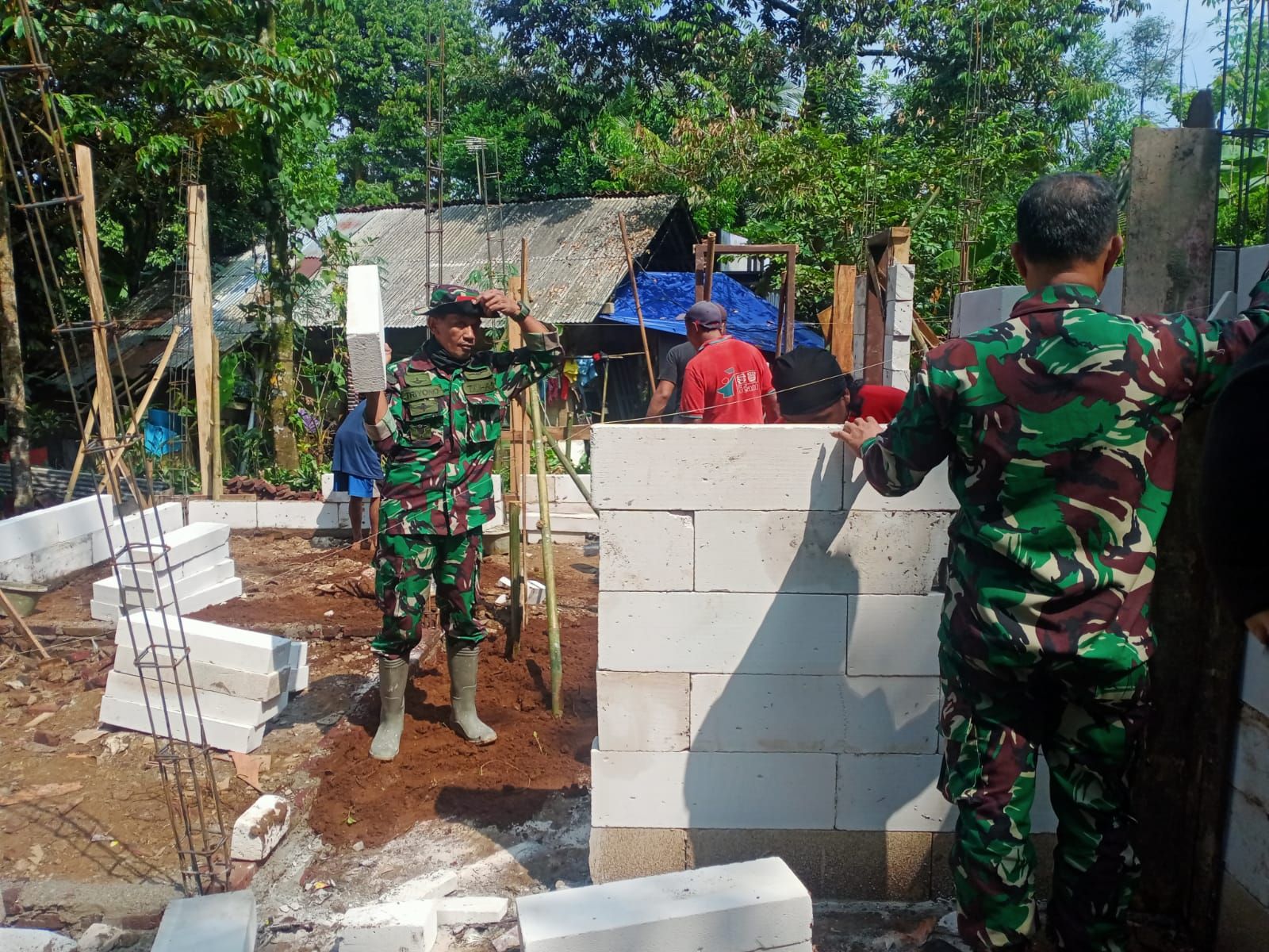 Personil TNI Kodim 0704 Banjarnegara saat membantu proses pembangunan rumah 4 bersaudara yatim piatu warga Dusun Kecembang Sicina RT 01 RW 04 Desa Punggelan