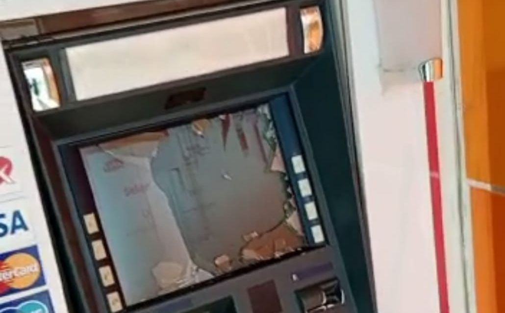 Mesin ATM yang rusak. 