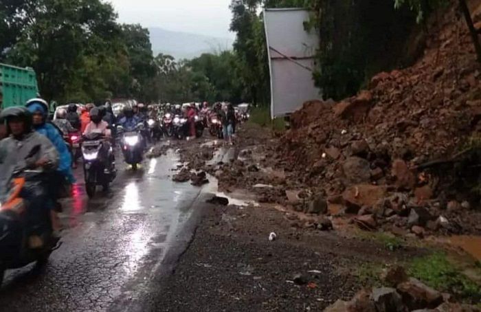 Tebing di pinggir jalan di kawasan Tutugan Leles longsor yang menyebabkan arus lalu lintas Garut-Bandung via Kadungora/Leles sempat terganggu.*
