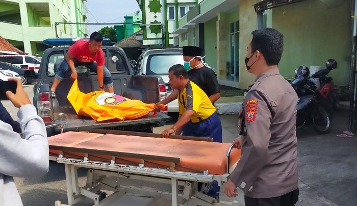 Petugas Inafis Polres Tasikmalaya Kota dibantu personil Polsek Indihiang mengevakuasi jenazah korban yang ditemukan meninggal dunia di dalam kamar mandi di kawasan Kudang Uyah, Kota Tasikmalaya, Selasa 10 Mei 2022.*