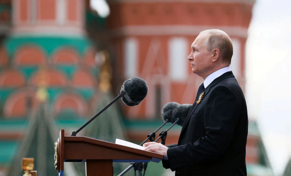 Presiden Rusia Vladimir Putin menyampaikan pidato selama parade militer pada Hari Kemenangan, yang menandai peringatan 77 tahun kemenangan atas Nazi Jerman dalam Perang Dunia II, di Lapangan Merah di Moskow tengah, Rusia 9 Mei 2022.
