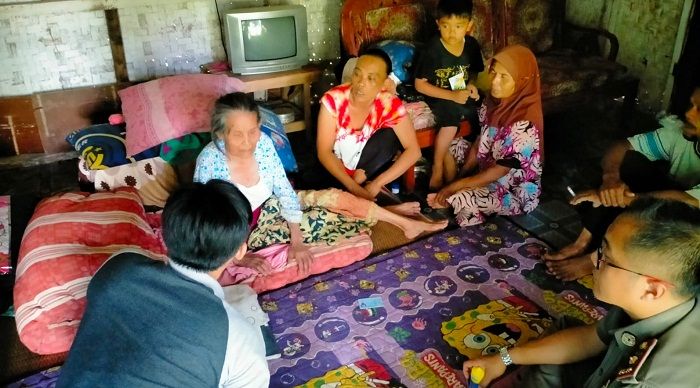 Nenek Karmah (70) warga Kampung Sukahurip, Cineam, Kabupaten Tasikmalaya, masih shok atas percobaan pembunuhan yang dilakukan oleh cucunya sendiri.*