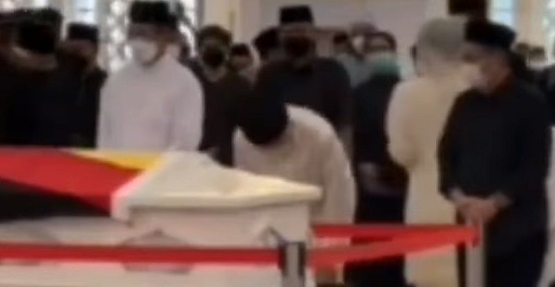 Tangkapan layar video hoaks 'Sholat Jenazah Ma'ruf Amin Pakai Rukuk dan Sujud'.