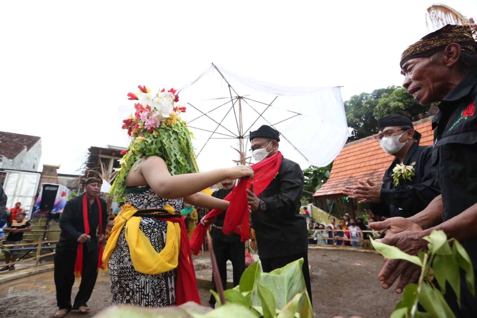 Wakil Bupati Banyuwangi, H. Sugirah ikut Tundikan pada Ritual Adat Seblang Olehsari