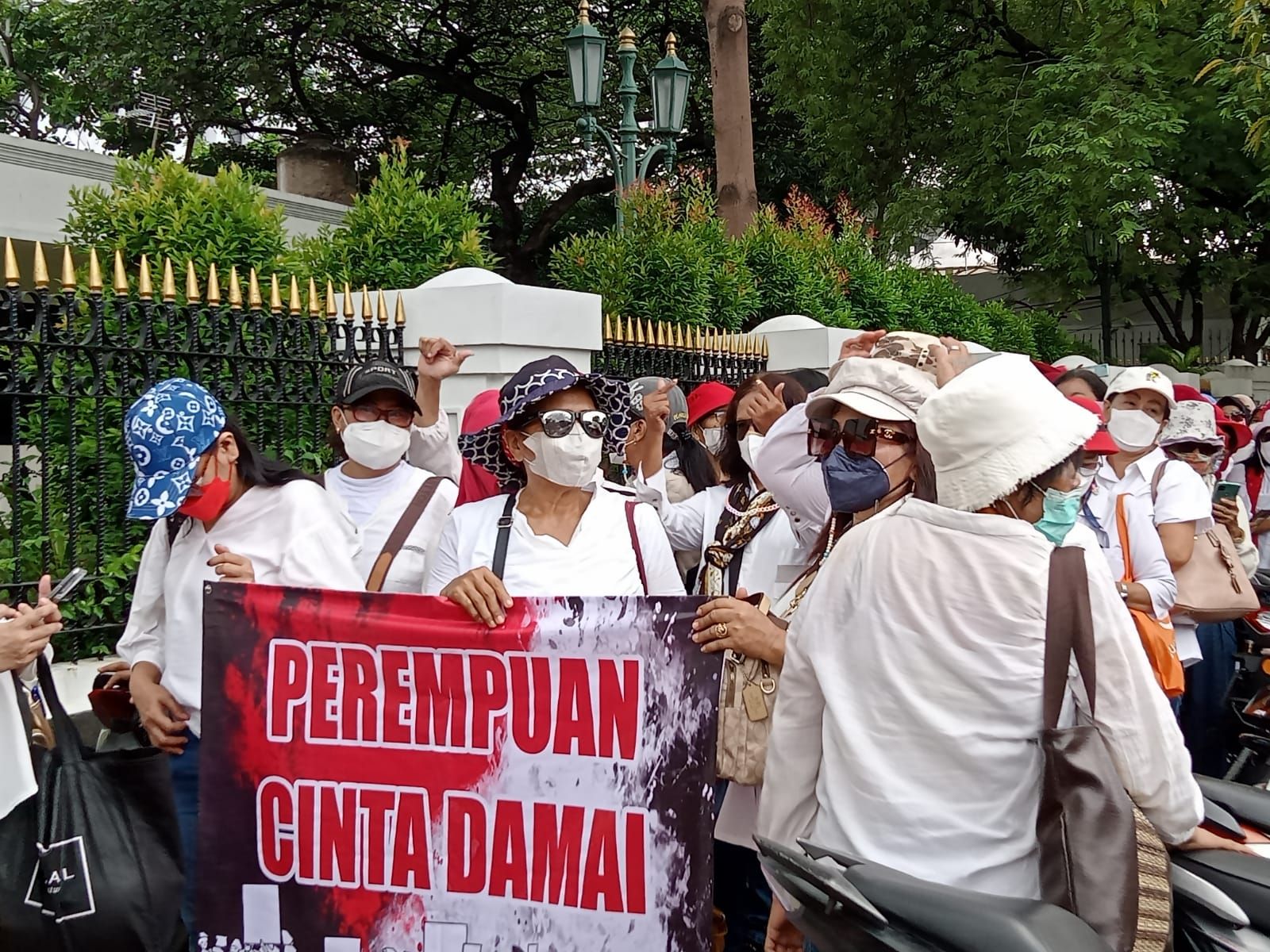 ratusan ibu ibu membentangkan spanduk di depan Kantor MA Jakarta