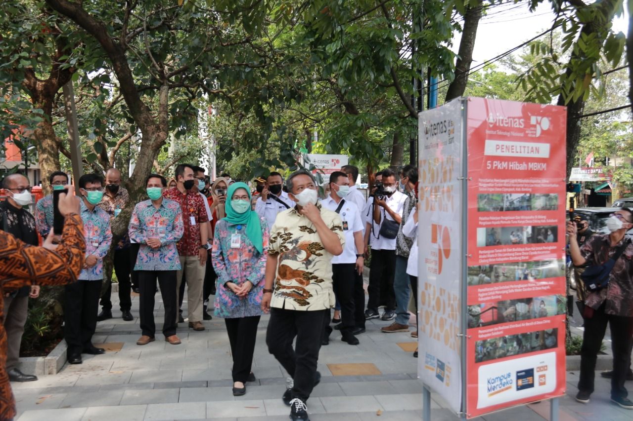 Wali Kota Bandung, Yana Mulyana meresmikan Ruang Terbuka Publik Itenas pada hari ini, Rabu 11 Mei 2022.