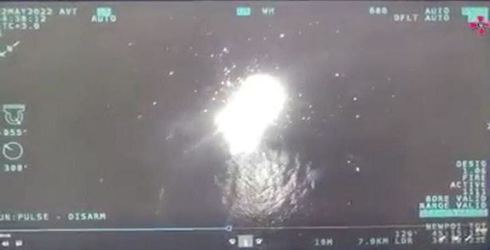 Rekaman mengungkapkan ledakan besar menghancurkan pertahanan Rusia di Pulau Ular.*  