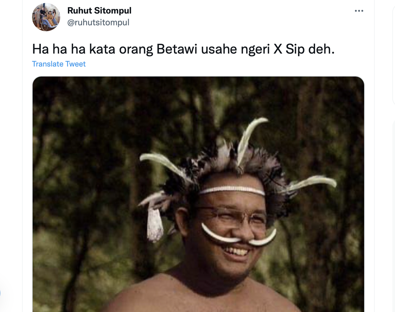 Unggahan Ruhut Sitompul Memperlihatkan Pria Mirip Anies Baswedan dengan Pakaian Adat Papua