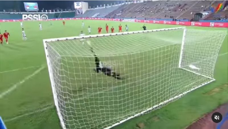 Aksi Ernano Ari saat menggagalkan tendangan penalti pemain Timor Leste
