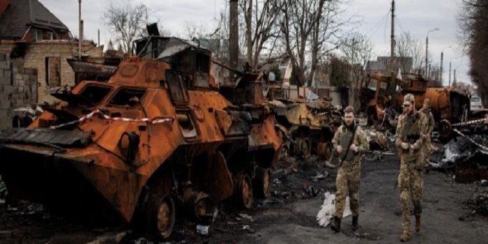Tank dan kendaraan lapis baja Rusia yang hancur tersebar di seluruh Ukraina.* 