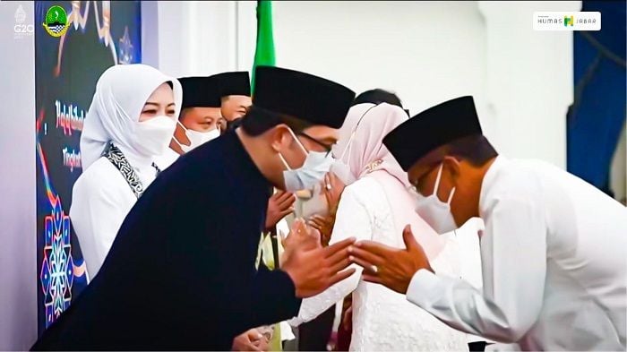 Bupati Ciamis, H. Herdiat Sunarya bersalaman dengan Gubernur Jawa Barat, Ridwan Kamil dalam acara Halal Bihalal seluruh Kepala Daerah se Jawa Barat yang digelar di Gedung Sate, Rabu, 11 Mei 2022.*