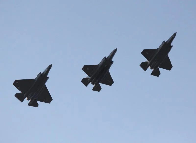 Formasi F-35C (kiri) dan dua F-35B terbang di atas Pangkalan Angkatan Udara Eglin dalam misi pelatihan/Eurasiatime.com