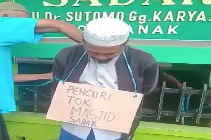 Pencuri Kotak amal Masjid yang diamankan warga
