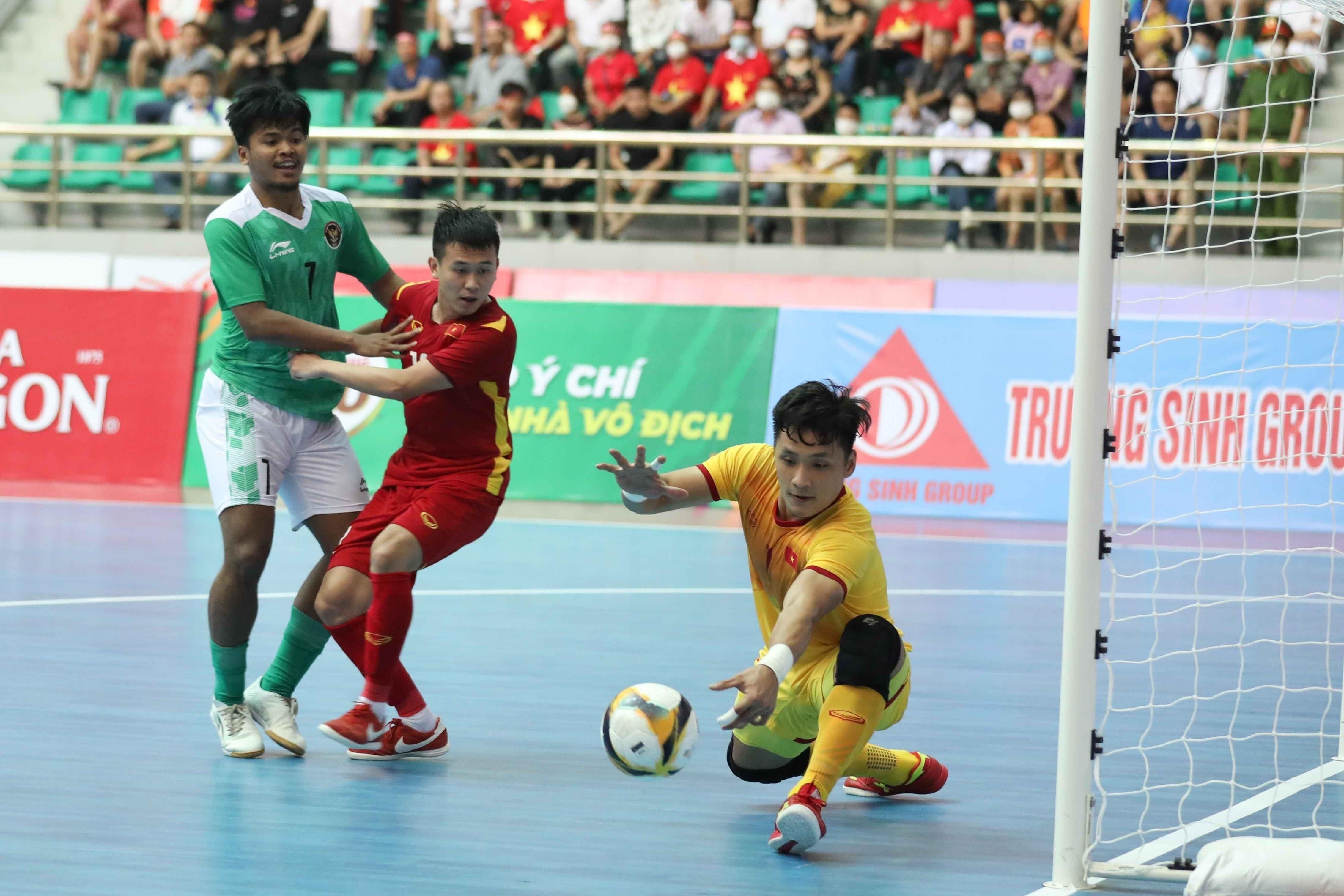 Vietnam ditahan imbang 1-1 oleh Indonesia dalam pertandingan babak pertama futsal putra SEA Games 31 pada 11 Mei 2022.