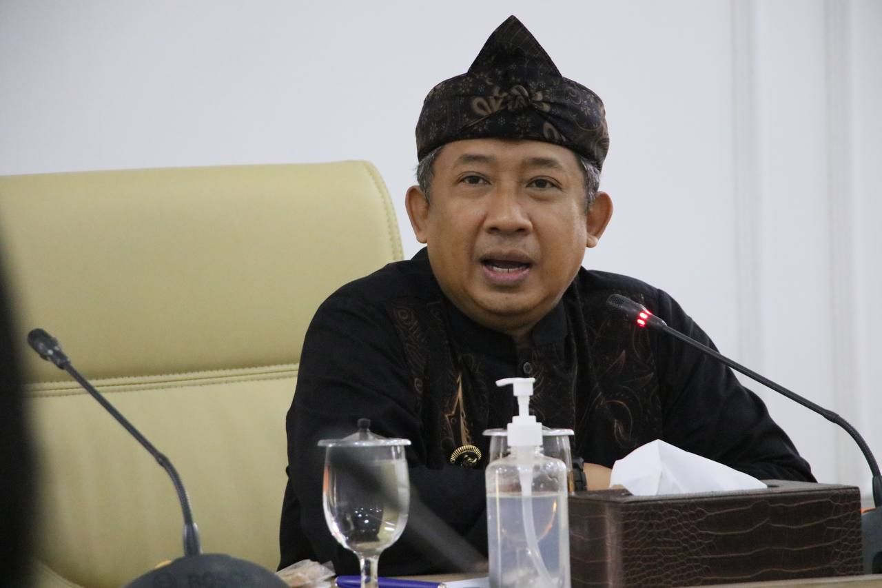 Wali Kota Bandung, Yana Mulyana mengimbau  masyarakat untuk melaporkan kepada instansi terkait jika menemukan hewan ternak yang terkena Penyakit Mulut dan Kuku.