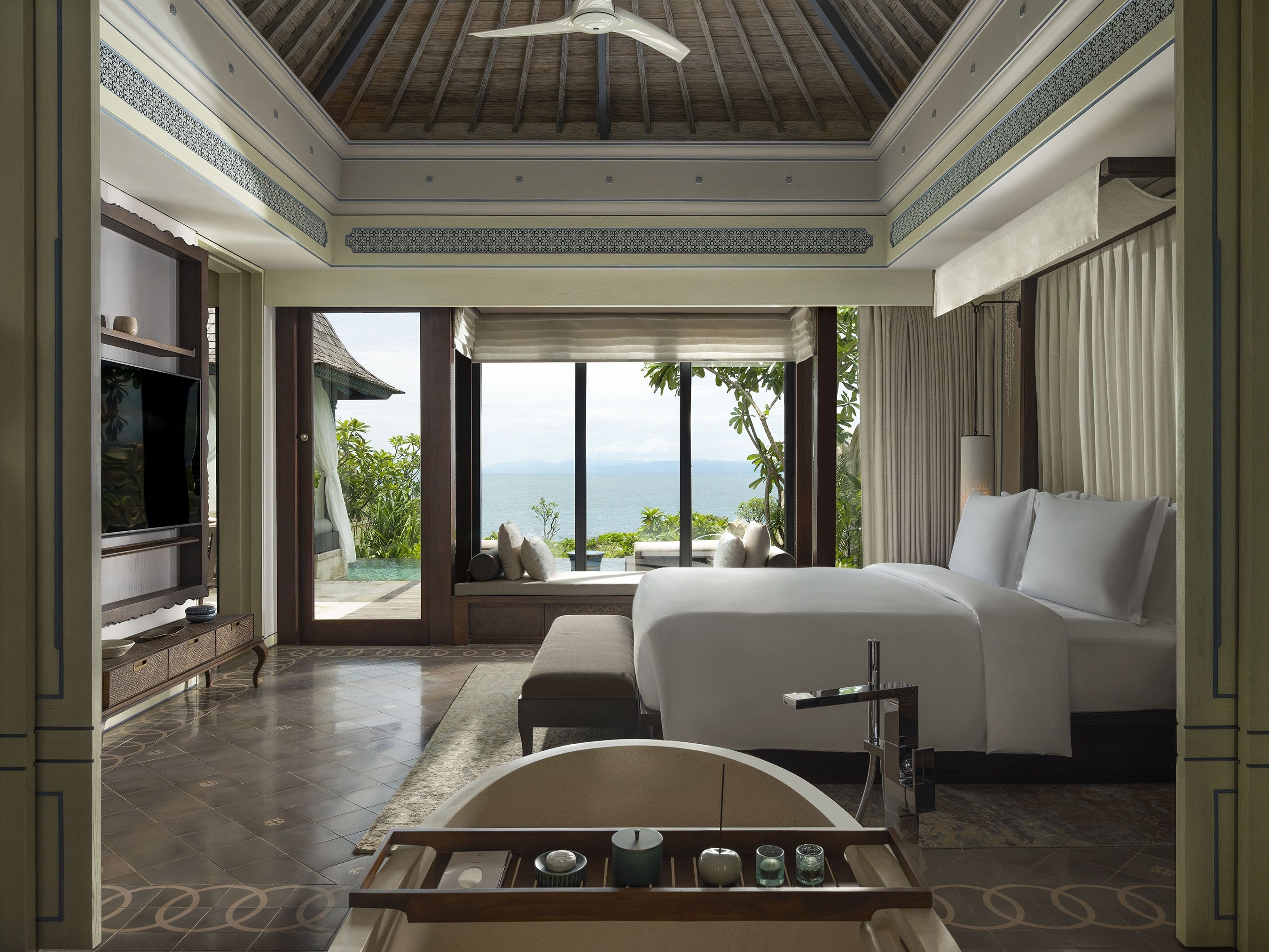 Jumeirah Bali memiliki 123 villa dengan konfigurasi satu kamar tidur dan dua kamar tidur, serta Royal Water Palace dengan empat kamar tidur, yang menampilkan pemandangan tropis Samudra Hindia yang memukau dan keindahan alam hijau Bali yang memesona/Jumairahgroup/