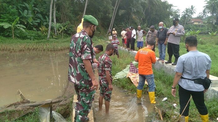 Aparat dibantu warga melakukan evakuasi jenazah seorang nenek yang ditemukan meninggal di Sungai Cibudug, Kabupaten Tasikmalaya, Jumat, 13 Mei 2022.*
