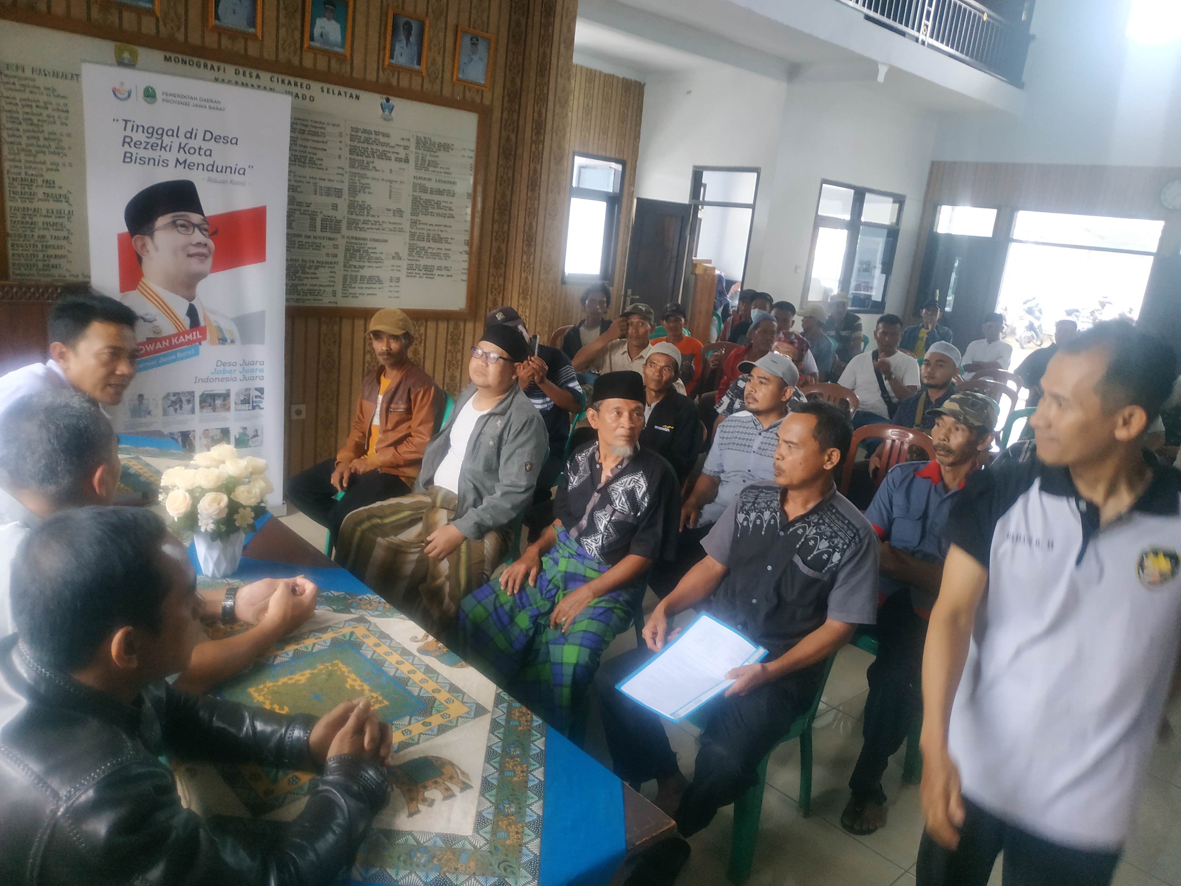 Perwakilan warga Desa Cikareo Selatan, Wado Kabupaten Sumedang mengguruduk kantor desa menyampaikan aspirasi ke BPD. Warga minta Kades yang viral gegara foto mesra di TikTok mengundurkan diri 