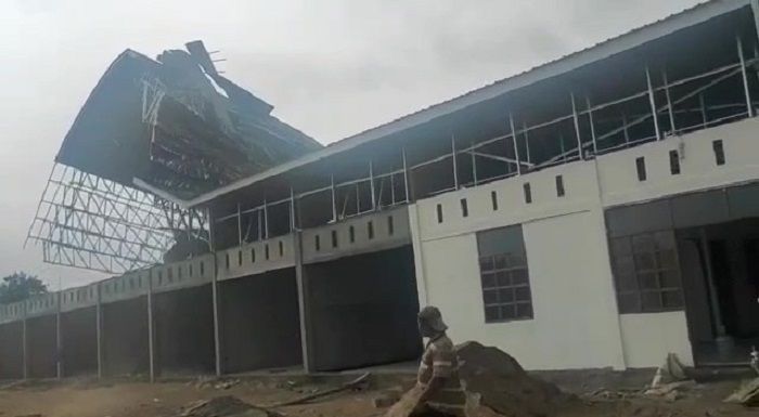 Angin puting beliung merusak atap 7 unit kios atau ruko di Jalan Raya Kapur, Kabupaten Kubu Raya 