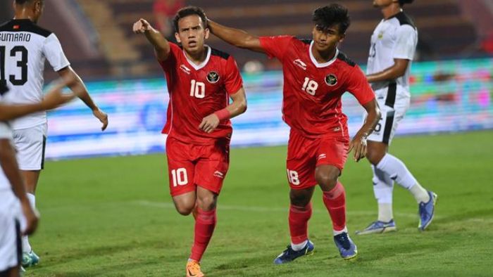 Egy Maulana Vikri (kiri) mencetak gol pada laga Indonesia vs Filipina di ajang SEA Games 2021.