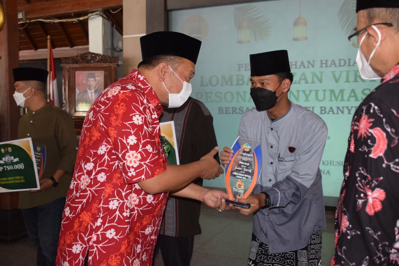 Bupati Banyumas Achmad Husein menyerahkan hadiah secara langsung kepada para pemenang lomba adzan virtual Pesona Banyumas 2022, Jumat 13 Mei 2022