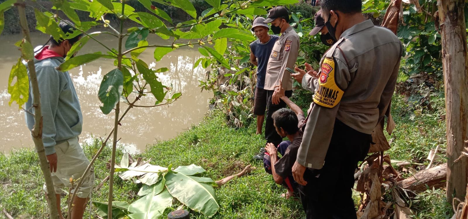 Warga Desa Jungjang Wetan Kecamatan Arjawinangun Kabupaten Cirebon gempar, temukan mayat pria mengambang di sungai Karang Dawa