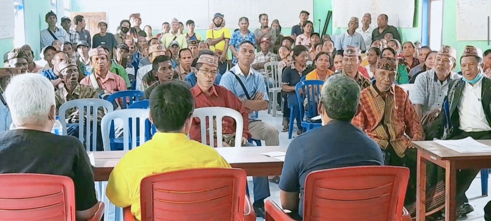 Para Tu'a Golo bersama masyarakat adat di Wae Sano saat berdialog dengan tim Bank Dunia terkait proyek geothermal Wae Sano. 