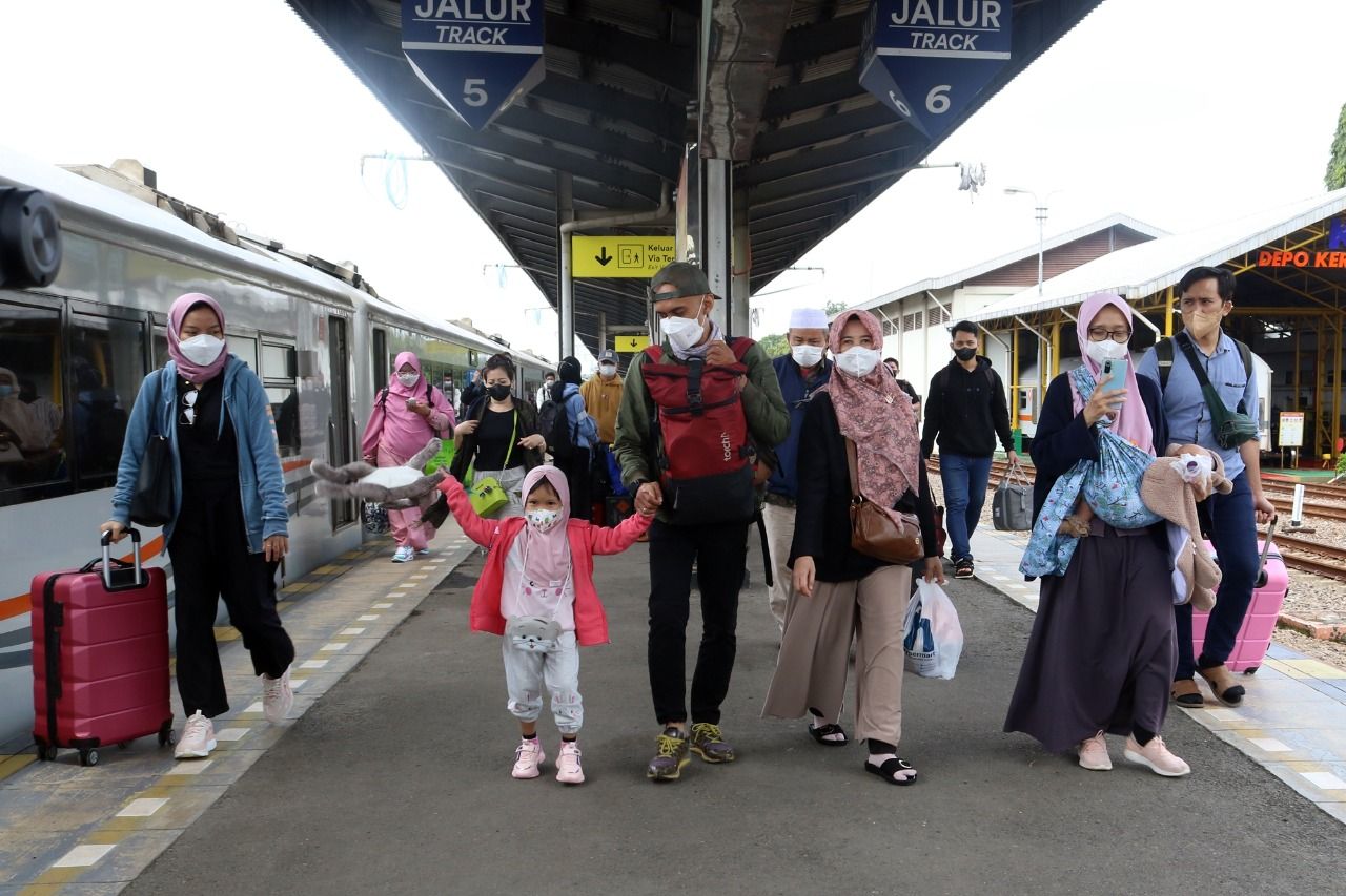Calon Penumpang Kereta Api di Stasiun Kejaksan Kota Cirebon