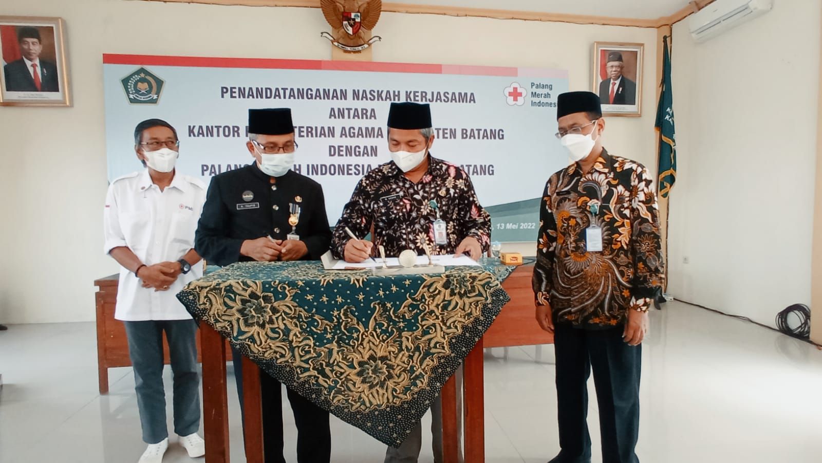 Penandatanganan PMI Kabupaten Batang menjalin kerjasama dan MOU bersama Cabang Dinas Pendidikan Wilayah XIII dan Kementrian Agama Kabupaten Batang.