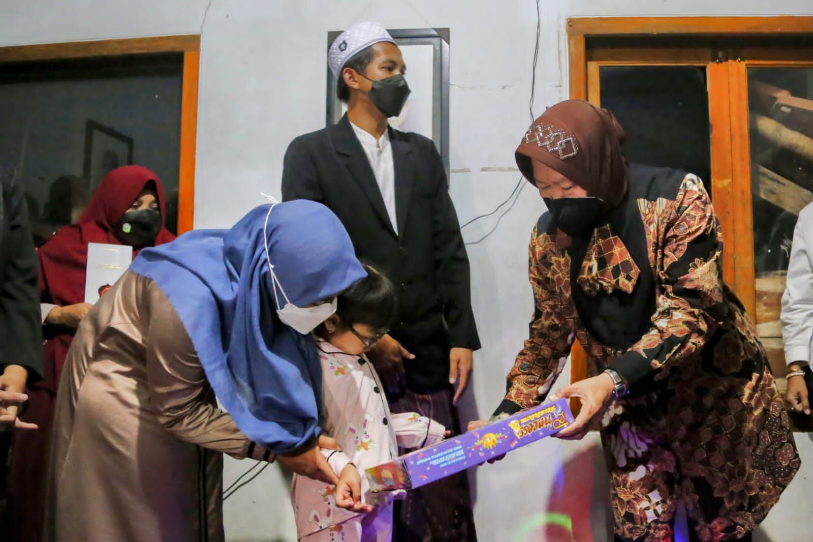 Mensos Tri Rismaharini saat mengunjungi ibu balita dengan kelainan saraf di Cianjur, Rabu 12 Mei 2022.
