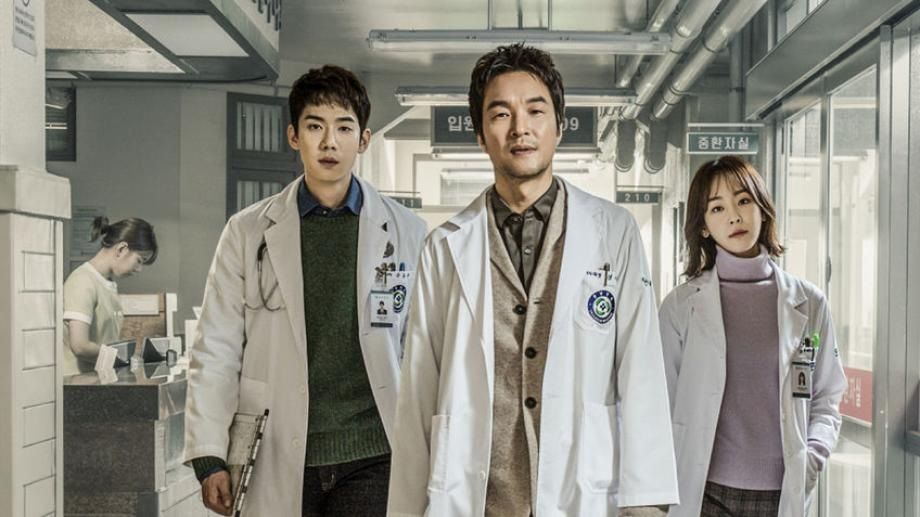 Yoon Seo Jung (Seo Hyun Jin) dan Kang Dong Joo (Yoo Yeon Seok) bekerja sebagai dokter bersama dokter ajaib, Dr. Kim (Han Suk Kyu)/Soompi/